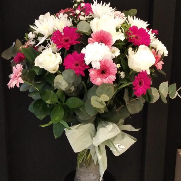 glass vases pink and white flowers