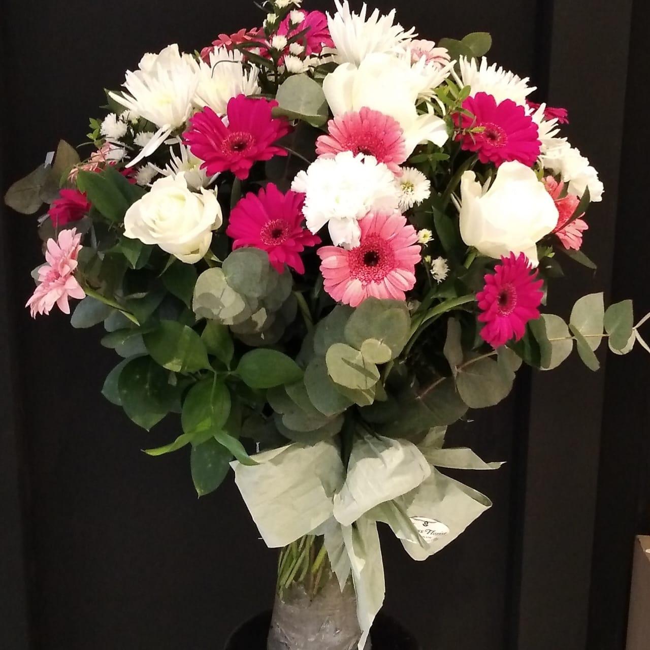 glass vases pink and white flowers